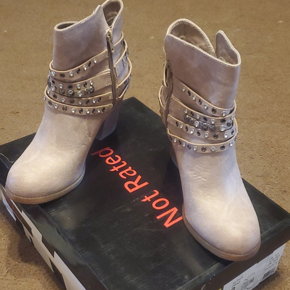 Alpha cream bootie
